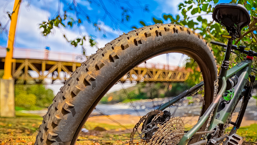 Comparação entre mountain bike convencional e e-bike